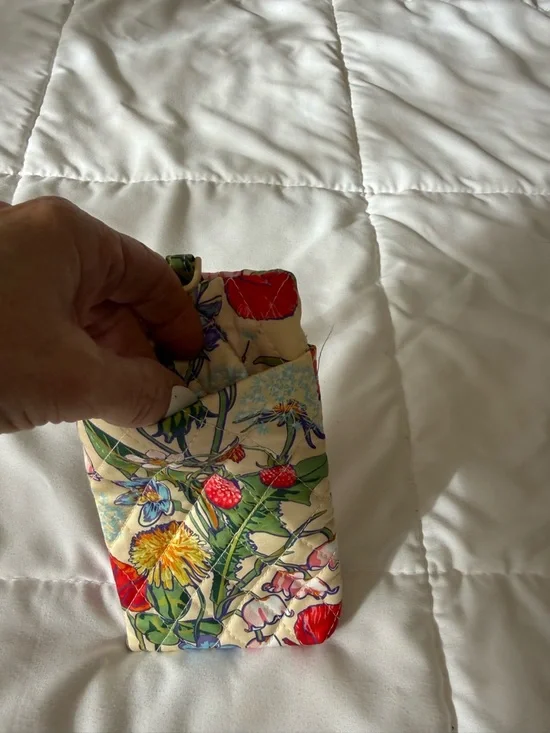 Vera Bradley double eyeglass case in Cream Floral Quilted . - Picture 4 of 7